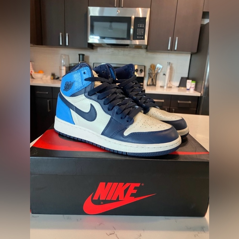 Jordan 1 Retro High Obsidian UNC